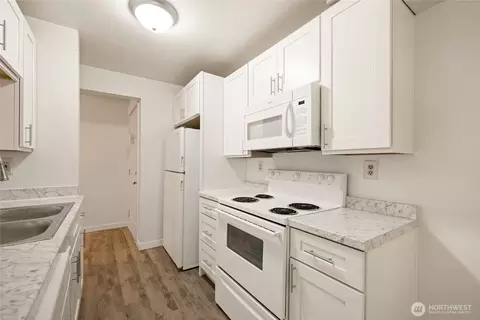 Kitchen - 3909 Mason Loop Rd, Tacoma, WA 98409 photo 4 of 4