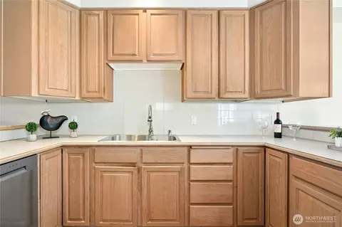 Kitchen - 9821 NE Riverbend Dr #C 102, Bothell, WA 98011 photo 4 of 5