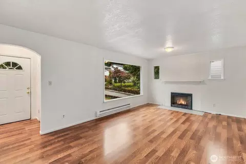 Living - 5816 Fleming St, Everett, WA 98203 photo 1 of 9