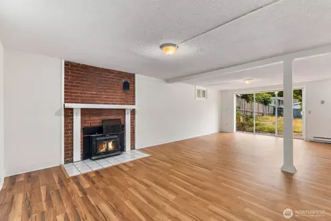 Living - 5816 Fleming St, Everett, WA 98203 photo 8 of 9
