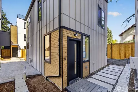 1220 NE 100th St, Seattle, WA 98125