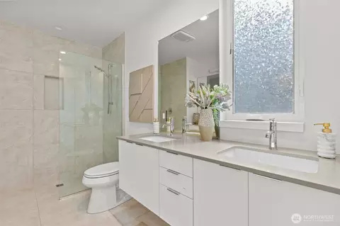 Bath - 716 11th Ave E #A, Seattle, WA 98102 photo 1 of 3