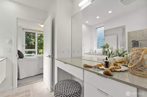 Bath - 716 11th Ave E #A, Seattle, WA 98102 photo 3 of 3