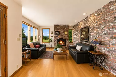 Living - 202 Alverson Blvd, Everett, WA 98201 photo 2 of 3