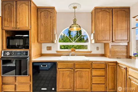 Kitchen - 202 Alverson Blvd, Everett, WA 98201 photo 2 of 4