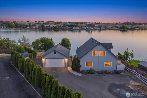 1317 W Lakeside Dr, Moses Lake, WA 98837