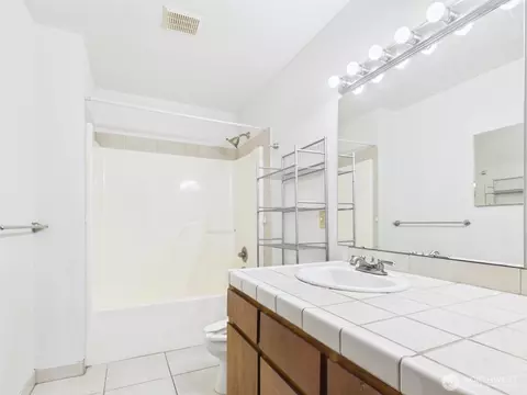 Bath - 512 Cedar St, Walla Walla, WA 99362 photo 2 of 3