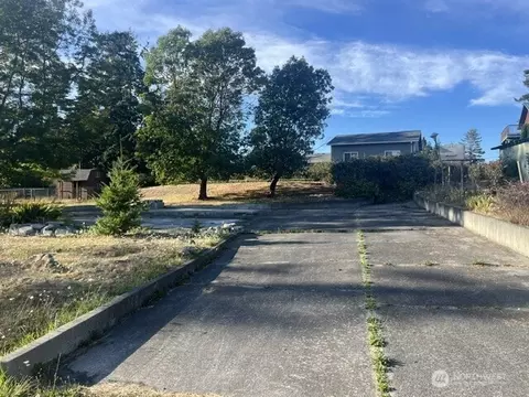 1586 Douglas St, Oak Harbor, WA 98277
