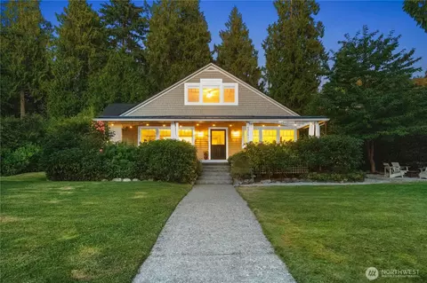 9376 Endicott St NE, Bainbridge Island, WA 98110