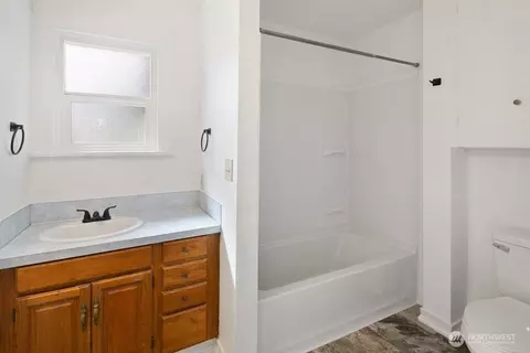 Bath - 1911 17th St, Everett, WA 98201 photo 1 of 1