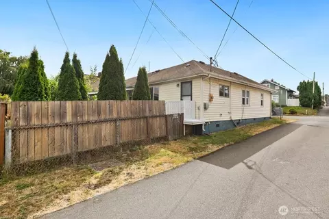 Exterior - 1911 17th St, Everett, WA 98201 photo 6 of 6