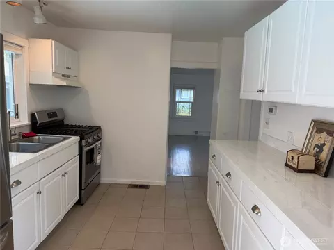 Kitchen - 704 Roeder St, Everson, WA 98247 photo 2 of 4