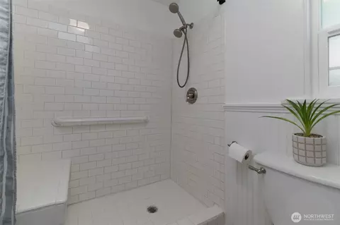 Bath - 704 Roeder St, Everson, WA 98247 photo 2 of 3