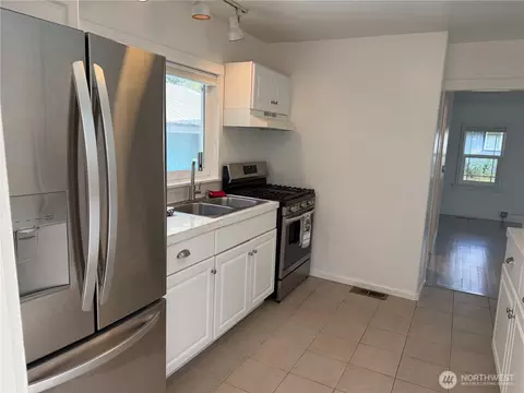 Kitchen - 704 Roeder St, Everson, WA 98247 photo 1 of 4