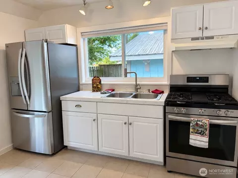 Kitchen - 704 Roeder St, Everson, WA 98247 photo 3 of 4