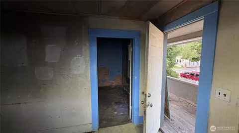 Entry Way - 1703 Oakes, Everett, WA 98201 photo 1 of 3