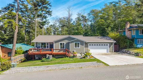 2348 Happy Ln, Oak Harbor, WA 98277