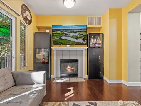 Living - 11925 NE 162 Ln NE, Bothell, WA 98011 photo 2 of 4