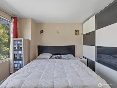 Bedroom - 11925 NE 162 Ln NE, Bothell, WA 98011 photo 2 of 4