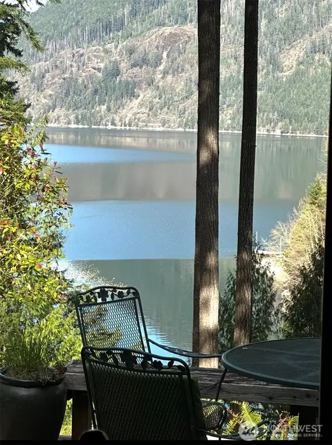 1120 N Potlatch Dr N, Hoodsport, WA 98548