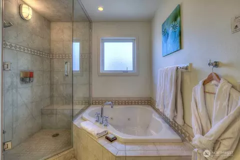 Bath - 269 Main St, Eastsound, WA 98245 photo 4 of 7