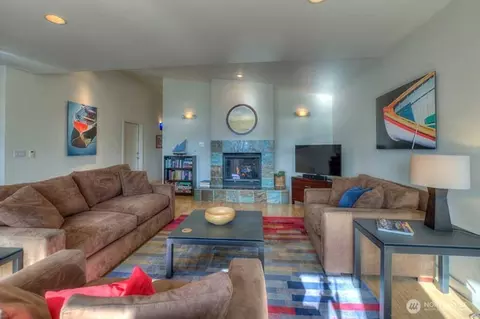 Living - 269 Main St, Eastsound, WA 98245 photo 2 of 8