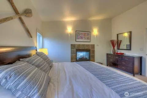 Bedroom - 269 Main St, Eastsound, WA 98245 photo 4 of 6