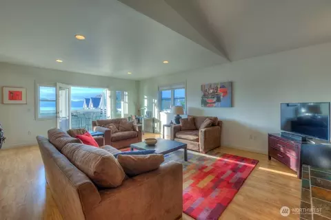 Living - 269 Main St, Eastsound, WA 98245 photo 7 of 8