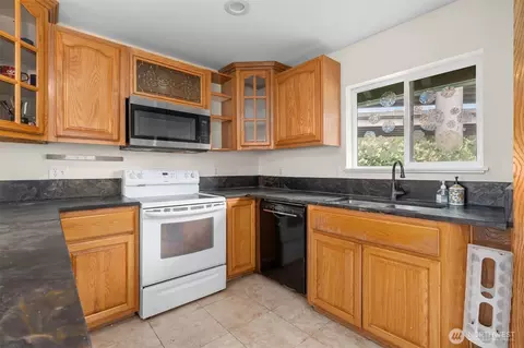Kitchen - 13315 Valley Ave E, Sumner, WA 98390 photo 2 of 3