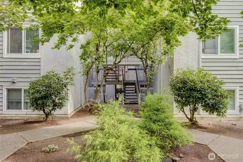 6700 NE 182nd St #B202, Kenmore, WA 98028