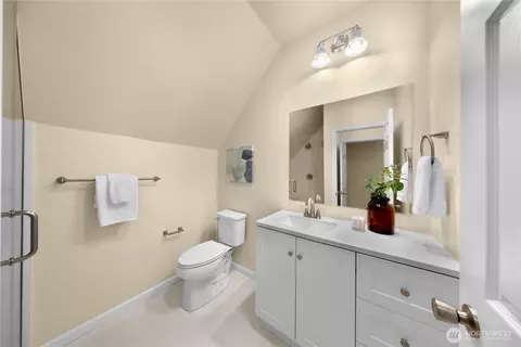Bath - 16617 3rd Dr SE, Bothell, WA 98012 photo 3 of 4