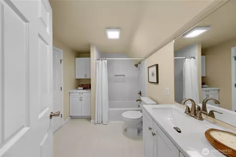 Bath - 16617 3rd Dr SE, Bothell, WA 98012 photo 2 of 4