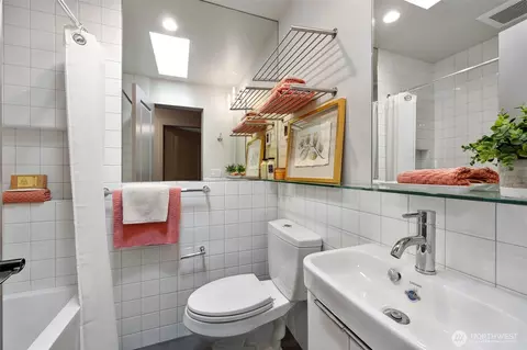Bath - 9822 Cherry St, Edmonds, WA 98020 photo 3 of 3