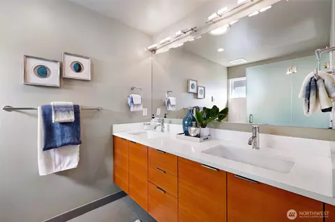 Bath - 9822 Cherry St, Edmonds, WA 98020 photo 1 of 3