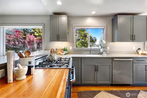 Kitchen - 9822 Cherry St, Edmonds, WA 98020 photo 2 of 6