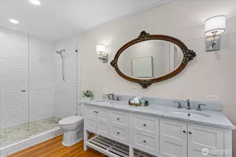 Bath - 9819 Cherry St, Edmonds, WA 98020 photo 2 of 4