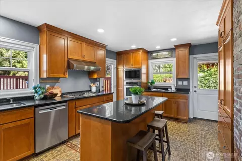 Kitchen - 9819 Cherry St, Edmonds, WA 98020 photo 2 of 3