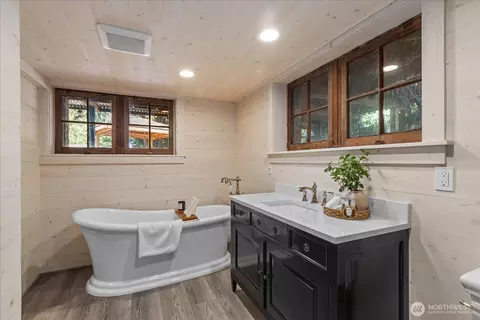Bath - 9819 Cherry St, Edmonds, WA 98020 photo 3 of 4