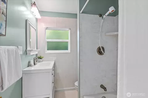 Bath - 9819 Cherry St, Edmonds, WA 98020 photo 4 of 4