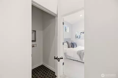 Entry Way - 2018 Oakes Ave #C, Everett, WA 98201 photo 1 of 3