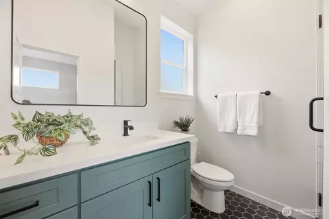 Bath - 2018 Oakes Ave #C, Everett, WA 98201 photo 1 of 2
