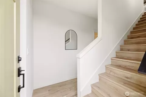 Entry Way - 2018 Oakes Ave #C, Everett, WA 98201 photo 2 of 3