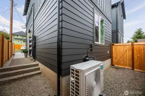 Exterior - 2018 Oakes Ave #C, Everett, WA 98201 photo 3 of 4