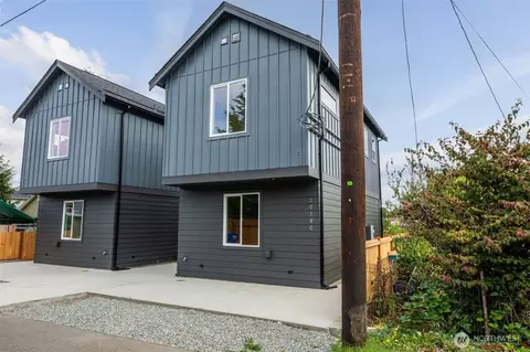 Exterior - 2018 Oakes Ave #C, Everett, WA 98201 photo 2 of 4