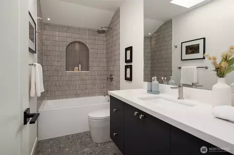 Bath - 3405 E Pine St, Seattle, WA 98122 photo 4 of 6