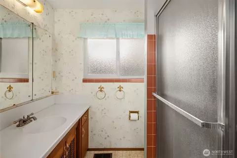 Bath - 8619 Maple Ln, Edmonds, WA 98026 photo 2 of 2