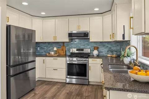 Kitchen - 14210 50th Ave SE, Everett, WA 98208 photo 2 of 3