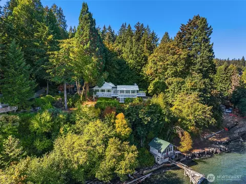 9588 Green Spot Pl NE, Bainbridge Island, WA 98110