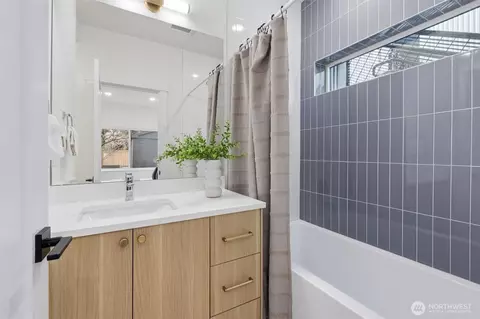 Bath - 2016 Fairview Ave E #C, Seattle, WA 98102 photo 4 of 4