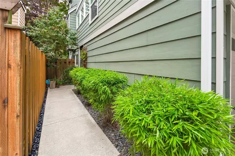 Exterior - 128 B 25th Ave E, Seattle, WA 98112 photo 3 of 4